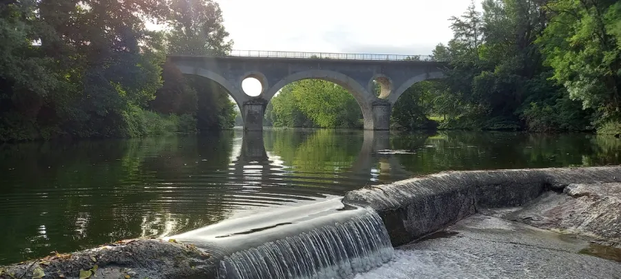 cours d'eau avec pont et barrage serhy.fr producteur d'énergie hydroélectrique paca occitanie france